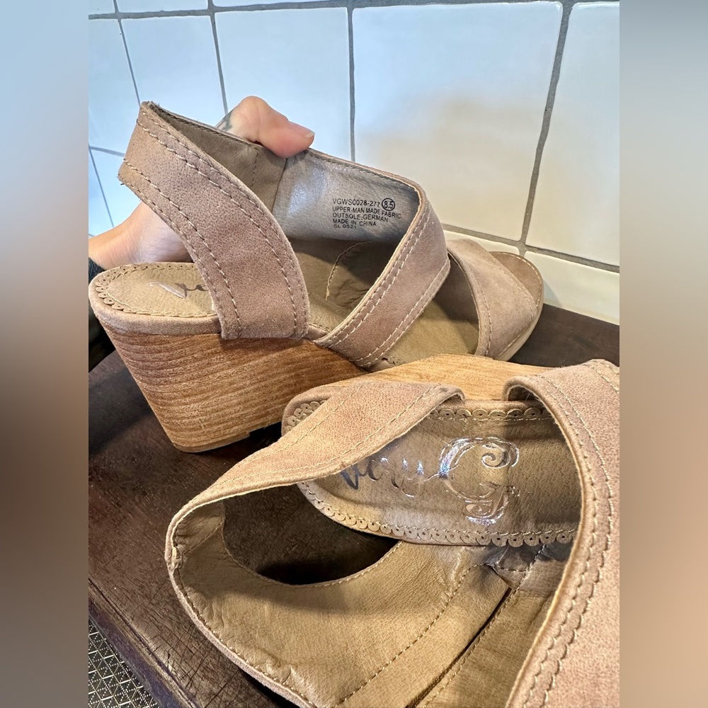 Very G Tan Wedge Sandals Women 8.5 - Picture 3 of 4